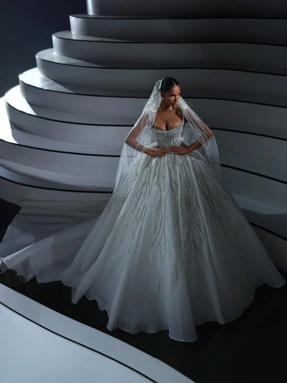 床丈の豪華なビーズ刺繍のウェディングドレス、魅惑的な細いストラップのプリンセスブライダルガウン、新作のカスタムメイドドレス