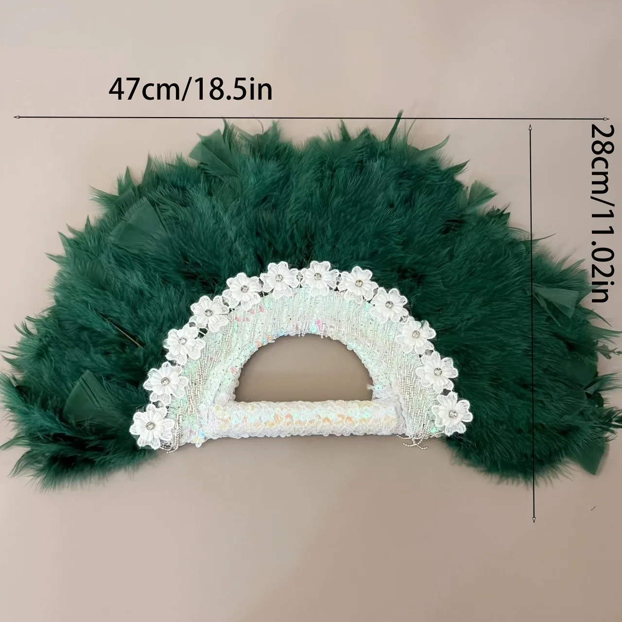 عروس الزفاف تحمل مروحة، ومراوح كرات مكياج الهالوين وعيد الميلاد، ومحبي التلفزيون والأفلام