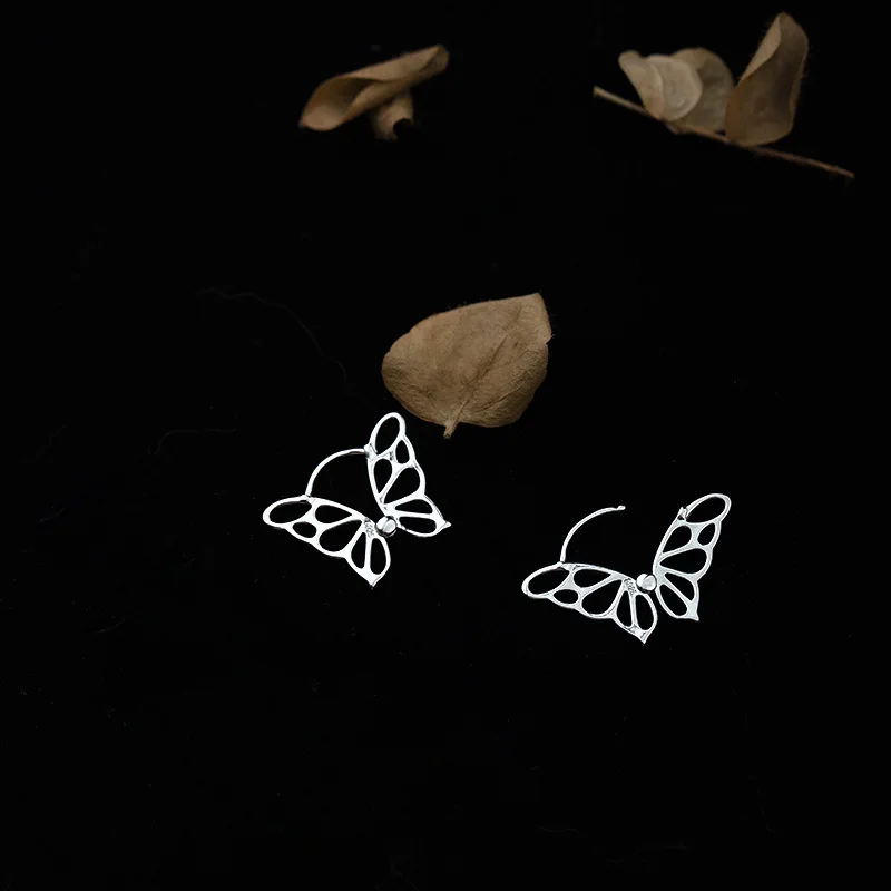 European and American style butterfly-shaped ear pins with simple and elegant appearance. Pure silver earrings for women.