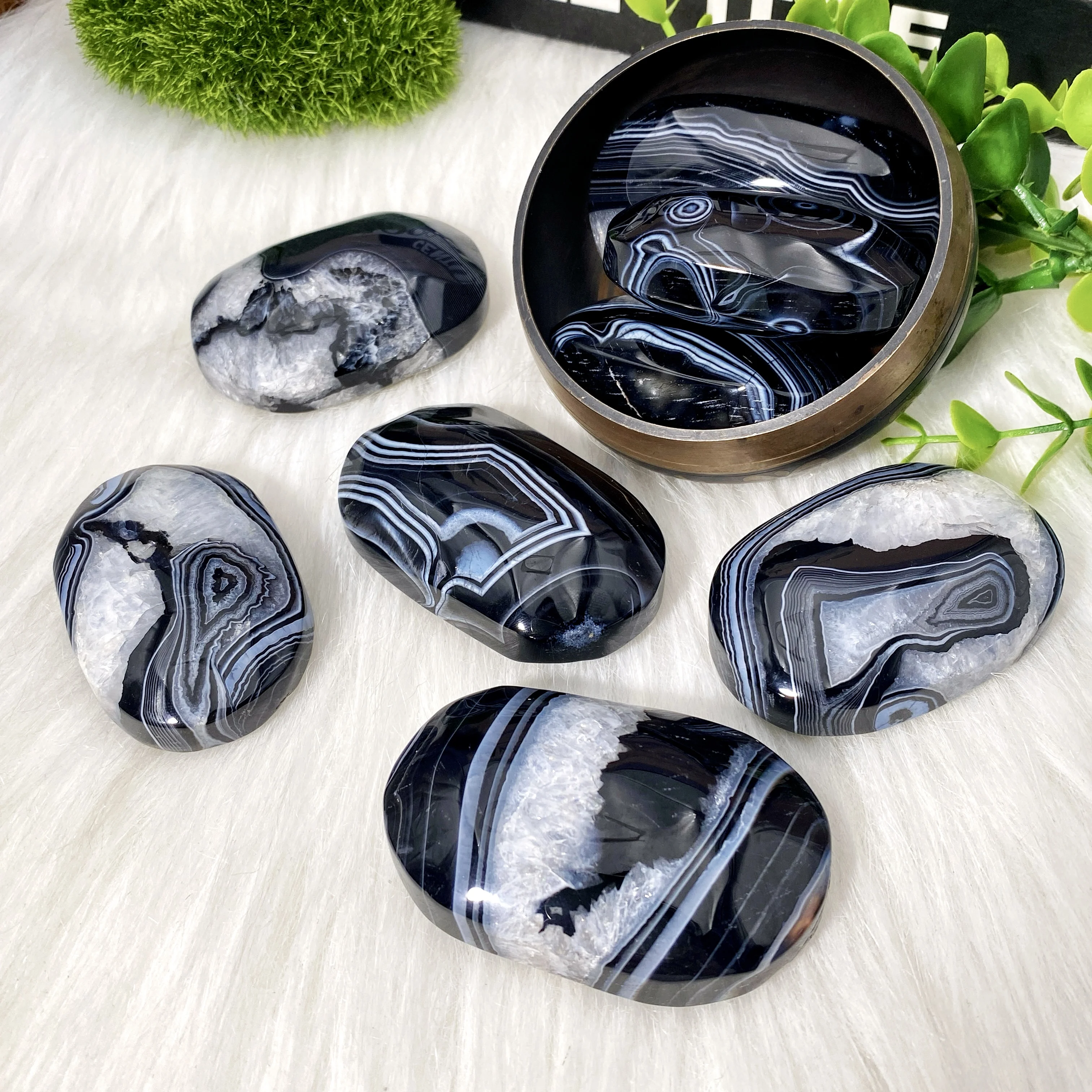 

Random 1PC High Quality Black Onyx Agate Palm Natural Crystal Palm,Gemstone Jewelry,Scene decoration,Halloween gift