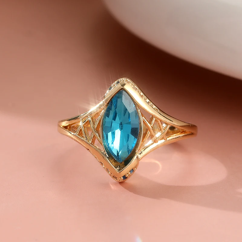 Schillernder Goldfarbener Ring mit Eingelegtem Blauen CZ für Damen Hohler Alltags- und Partyschmuck – Detail 1