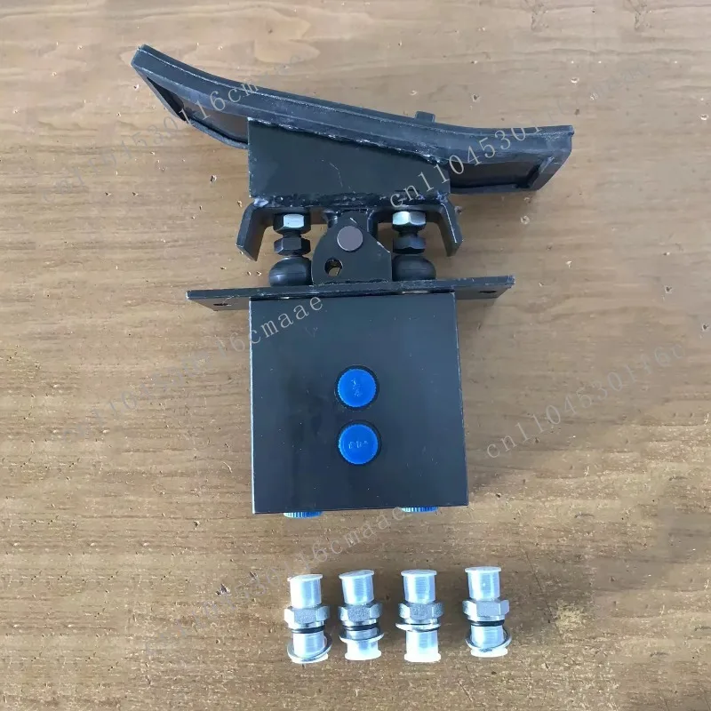 Excavator Two Way Hydraulic Foot Pedal Valve for Hydraulic Breaker Hammer System with Nipple