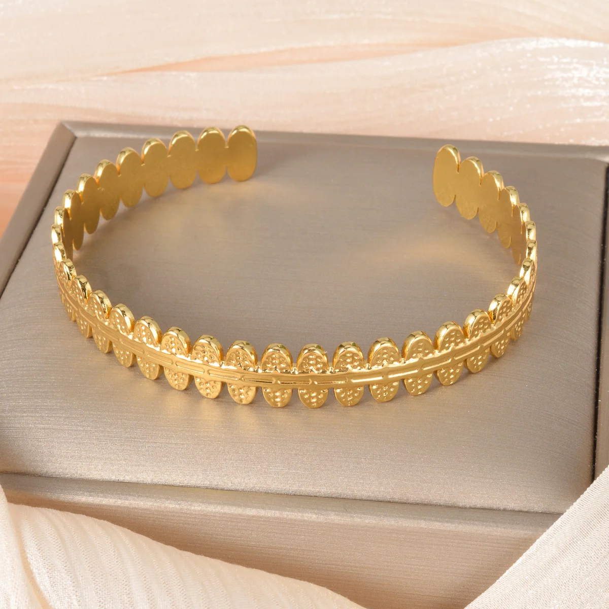

Lady Boho Style Leaf Textured Open Bangle Vintage Gold Plated Wrist Bracelet Adjustable Stainless Steel Jewelry for Women Gift