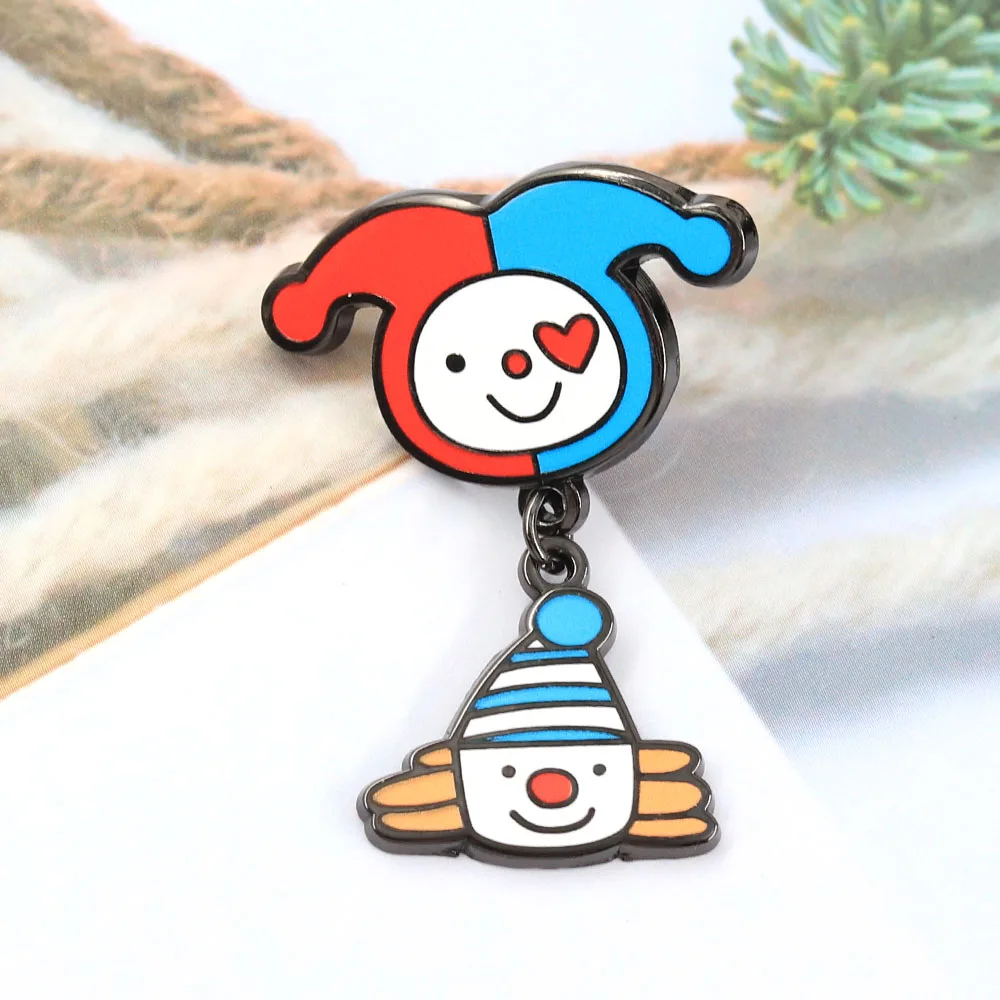 Lustige Zirkusclown-Emaille-Anstecknadeln, kreative rote und blaue Narren-Anstecknadeln mit Clownkopf, ausgefallene Herz-Abzeichen, Rucksack- und Reversnadeln, Geschenk – Detail 4