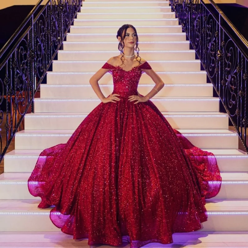 

Блестящие красные платья Quinceanera по индивидуальному заказу с открытыми плечами, блестящая наклейка с кристаллами и длинным хвостом, Vestido 15, Quinceanera
