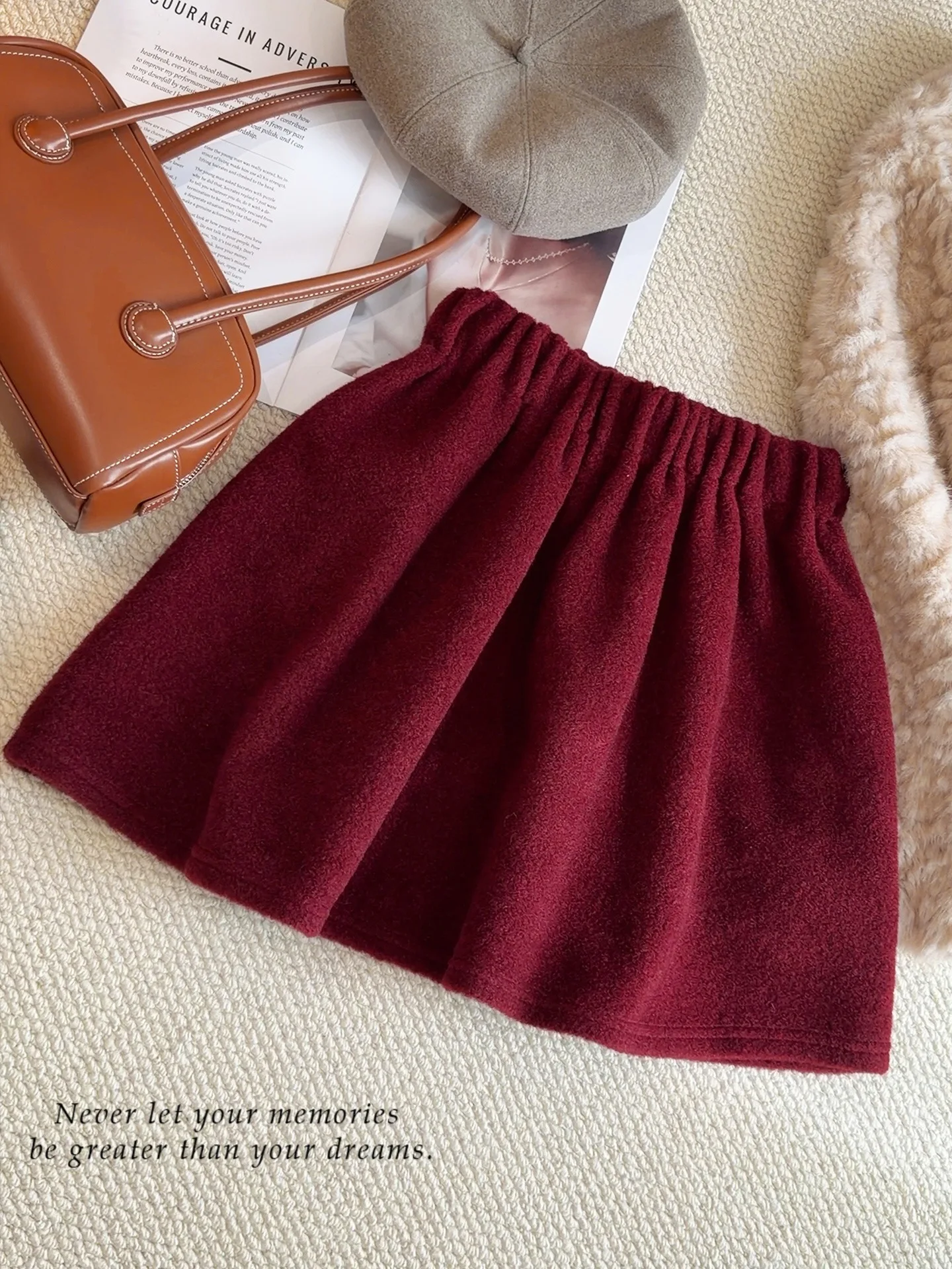 Célébration du nouvel an avec une jupe trapèze rouge en laine, nouveau style d'automne et d'hiver pour femmes, jupe courte amincissante et moelleuse