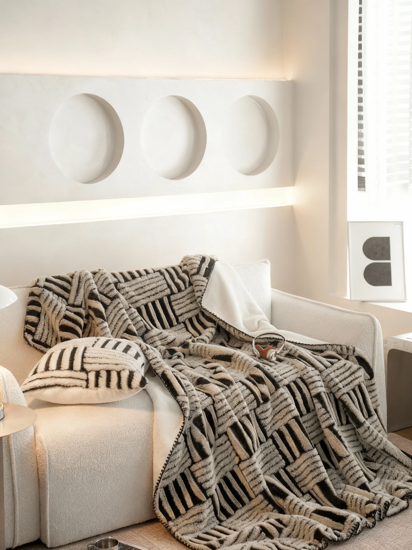 

Новое утолщенное одеяло из вельвета Cloud Mink 2026 года, покрывало для дивана из молочного вельвета, одеяло для офисного сна, зимнее роскошное полосатое одеяло для студенческого общежития