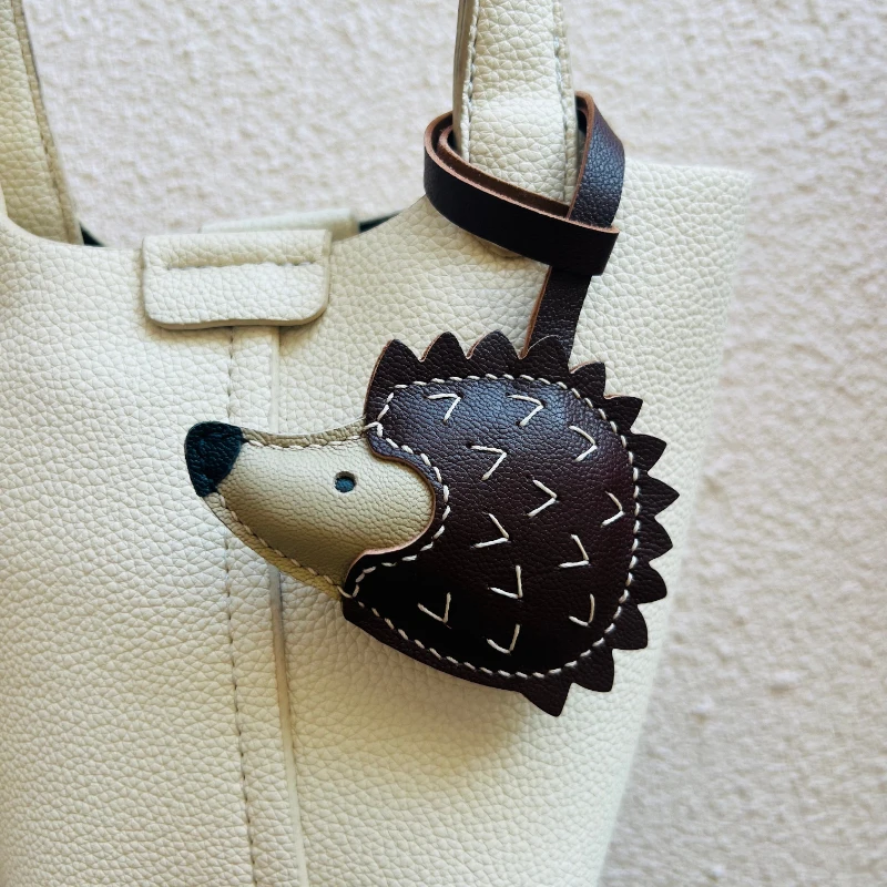 ΠΠΎΠ΄Π²Π΅ΡΠΊΠ° Π² Π²ΠΈΠ΄Π΅ Π΅ΠΆΠ°ΠΊΠ°, ΠΏΠΎΠ΄Π²Π΅ΡΠΊΠ° Π² Π²ΠΈΠ΄Π΅ ΡΡΠΌΠΊΠΈ ΠΈΠ· ΡΡΠ°Π½ΡΡΠ·ΡΠΊΠΎΠΉ ΠΎΠ²ΡΠΈΠ½Ρ, ΠΏΠΎΠ΄Π²Π΅ΡΠΊΠ° Π΄Π»Ρ ΡΠ΅Π»Π΅ΡΠΎΠ½Π°, Π±ΡΠ΅Π»ΠΎΠΊ ΠΈΠ· Π½Π°ΡΡΡΠ°Π»ΡΠ½ΠΎΠΉ ΠΊΠΎΠΆΠΈ, ΠΌΠΈΠ»ΡΠΉ Π΄Π΅ΠΊΠΎΡΠ°ΡΠΈΠ²Π½ΡΠΉ ΠΏΠΎΠ΄Π°ΡΠΎΠΊ. ΠΠΎΠ΄Π²Π΅ΡΠΊΠ° Π² Π²ΠΈΠ΄Π΅ Π΅ΠΆΠ°ΠΊΠ°, ΠΏΠΎΠ΄Π²Π΅ΡΠΊΠ° Π² Π²ΠΈΠ΄Π΅ ΡΡΠΌΠΊΠΈ ΠΈΠ· ΡΡΠ°Π½ΡΡΠ·ΡΠΊΠΎΠΉ ΠΎΠ²ΡΠΈΠ½Ρ, ΠΏΠΎΠ΄Π²Π΅ΡΠΊΠ° Π΄Π»Ρ ΡΠ΅Π»Π΅ΡΠΎΠ½Π°, Π±ΡΠ΅Π»ΠΎΠΊ ΠΈΠ· Π½Π°ΡΡΡΠ°Π»ΡΠ½ΠΎΠΉ ΠΊΠΎΠΆΠΈ, ΠΌΠΈΠ»ΡΠΉ Π΄Π΅ΠΊΠΎΡΠ°ΡΠΈΠ²Π½ΡΠΉ ΠΏΠΎΠ΄Π°ΡΠΎΠΊ.