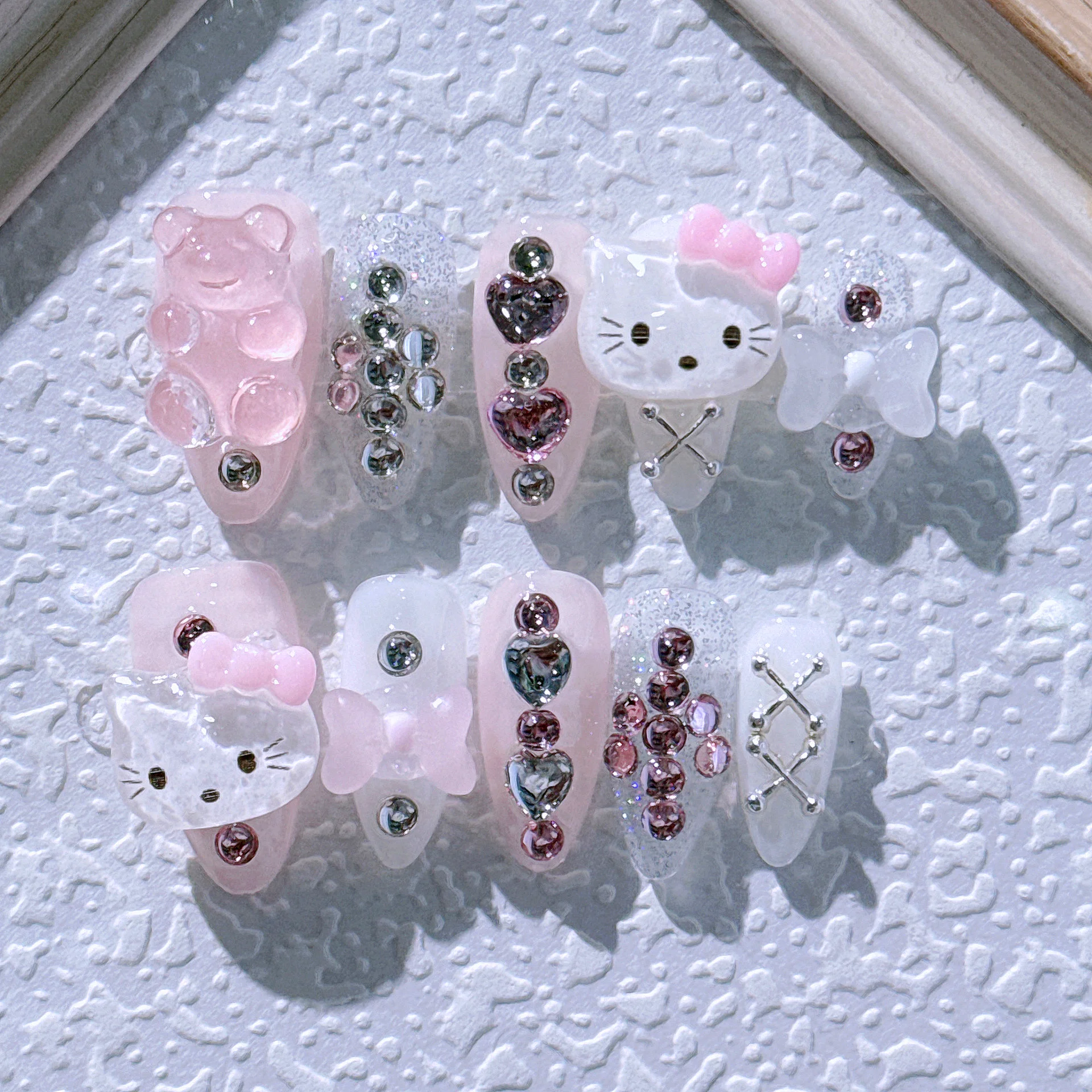 Pink and Tender Hello Kitty Sweet and Cool Y2K Hot Girl Little Bear Wearing Shiny Diamonds Detachable Party Nail Art Girl Gift