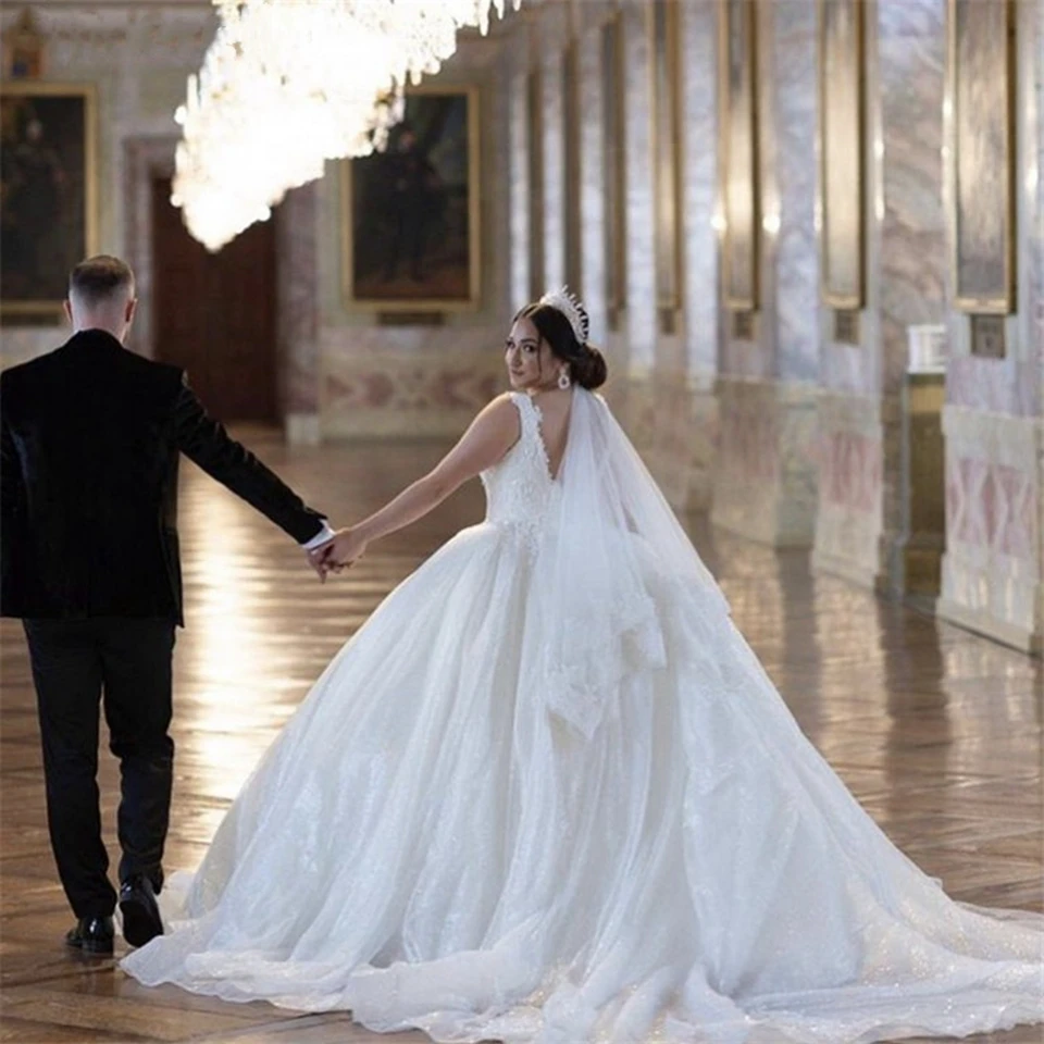 Luxuriöse elfenbeinfarbene, glänzende Tüll-Brautkleider 2022, V-Ausschnitt, ärmellos, Spitze, Applikation, Ballkleid, Brautkleider, Hofzug, Vestido De Noiva