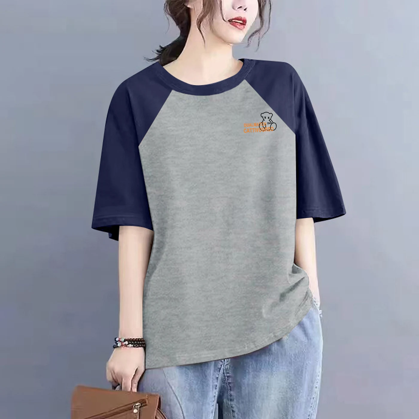 

Женская летняя футболка больших размеров из чистого хлопка с новым принтом, цветными вставками и модными вставками на плечах, универсальная модель.