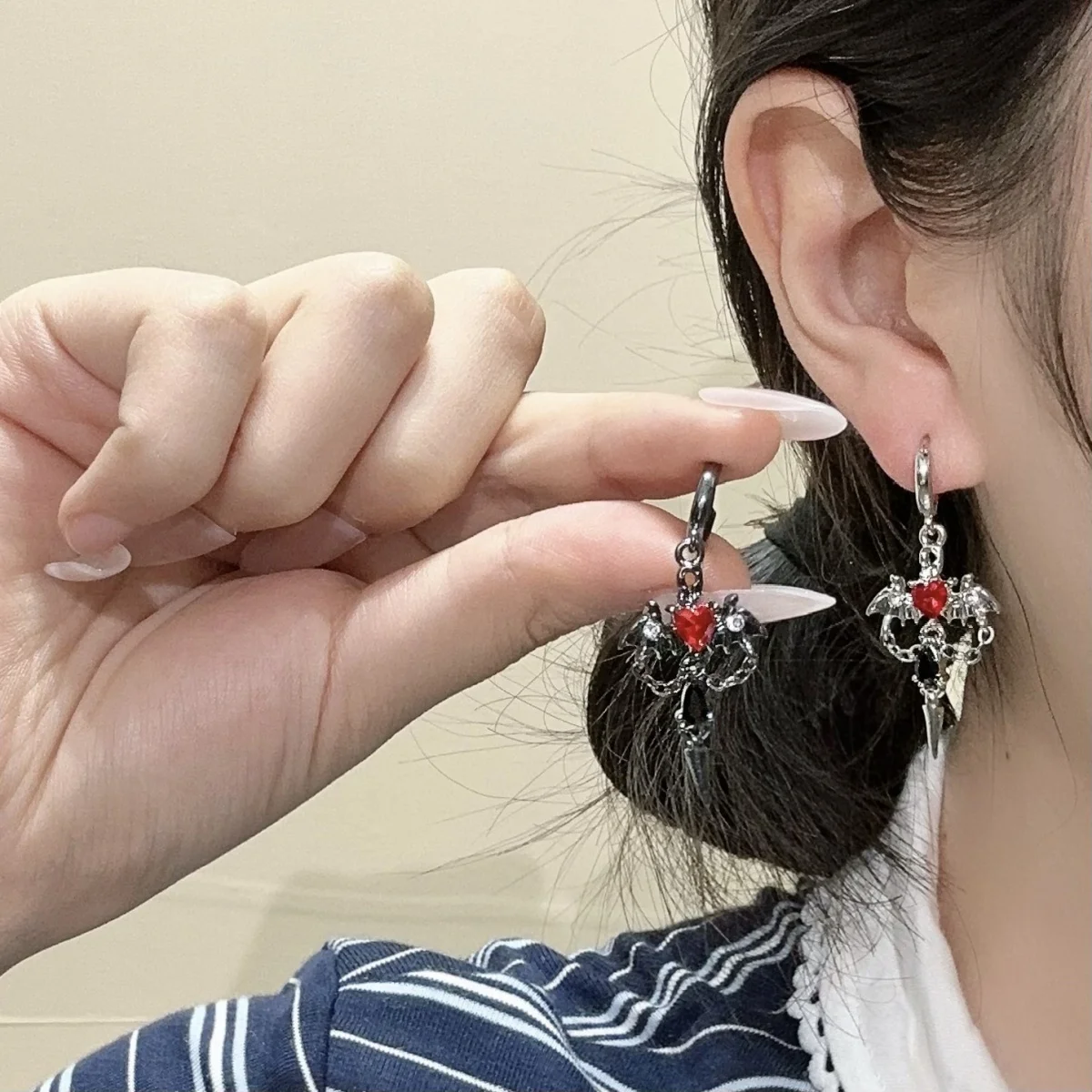 الظلام نمط الخفافيش هوب استرخى أقراط للنساء الأحمر الزركون الصليب الأذن العظام مسمار الغضروف ثقب الأقراط مهرجان هدية #2