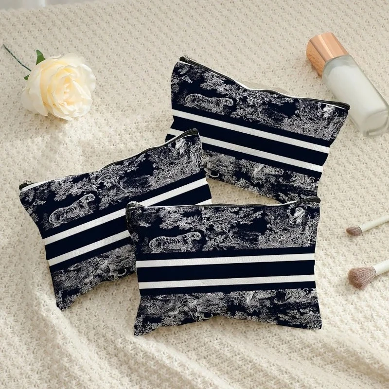 กระเป๋าเครื่องสำอางส่วนตัวพร้อมชื่อ ของขวัญคริสต์มาส / ปีใหม่ / วันเกิดสำหรับเธอ กระเป๋าเครื่องสำอางแบบกำหนดเอง กระเป๋าใส่เครื่องสำอาง