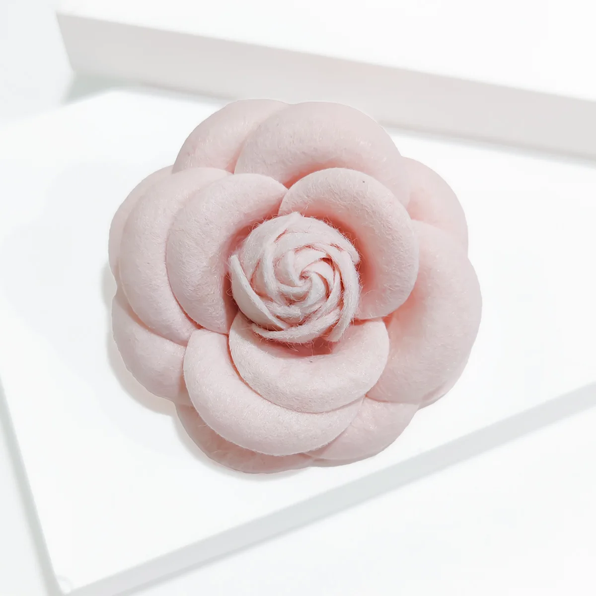 New Retro Camellia Flower Brooch For Women Luxury Design Classic Clothing Laple Pins Accessories Fabric Flower Brooches Jewelry