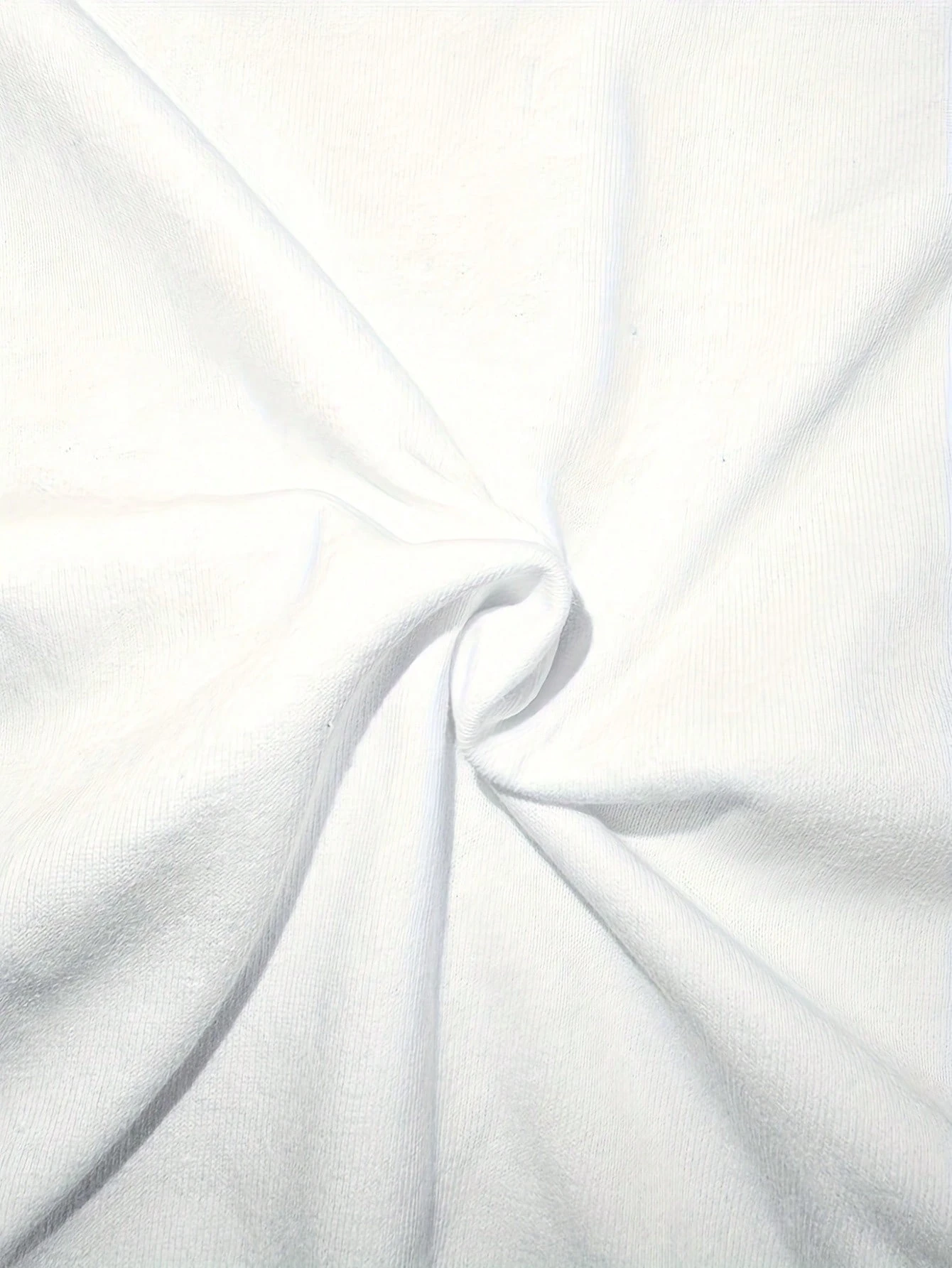 เสื้อผู้หญิงคอกลมแขนสั้นลายงูสีขาวประดับดอกกุหลาบแดง คุณภาพสูง นุ่มสบาย ระบายอากาศดี รุ่นซัมเมอร์ 2026