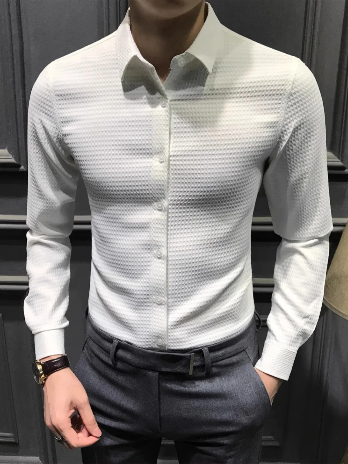 

Мужская приталенная рубашка с длинным рукавом и острым воротником, однотонная, с вафельным узором, деловой стиль, весна-осень, высококачественная, комфортная.
