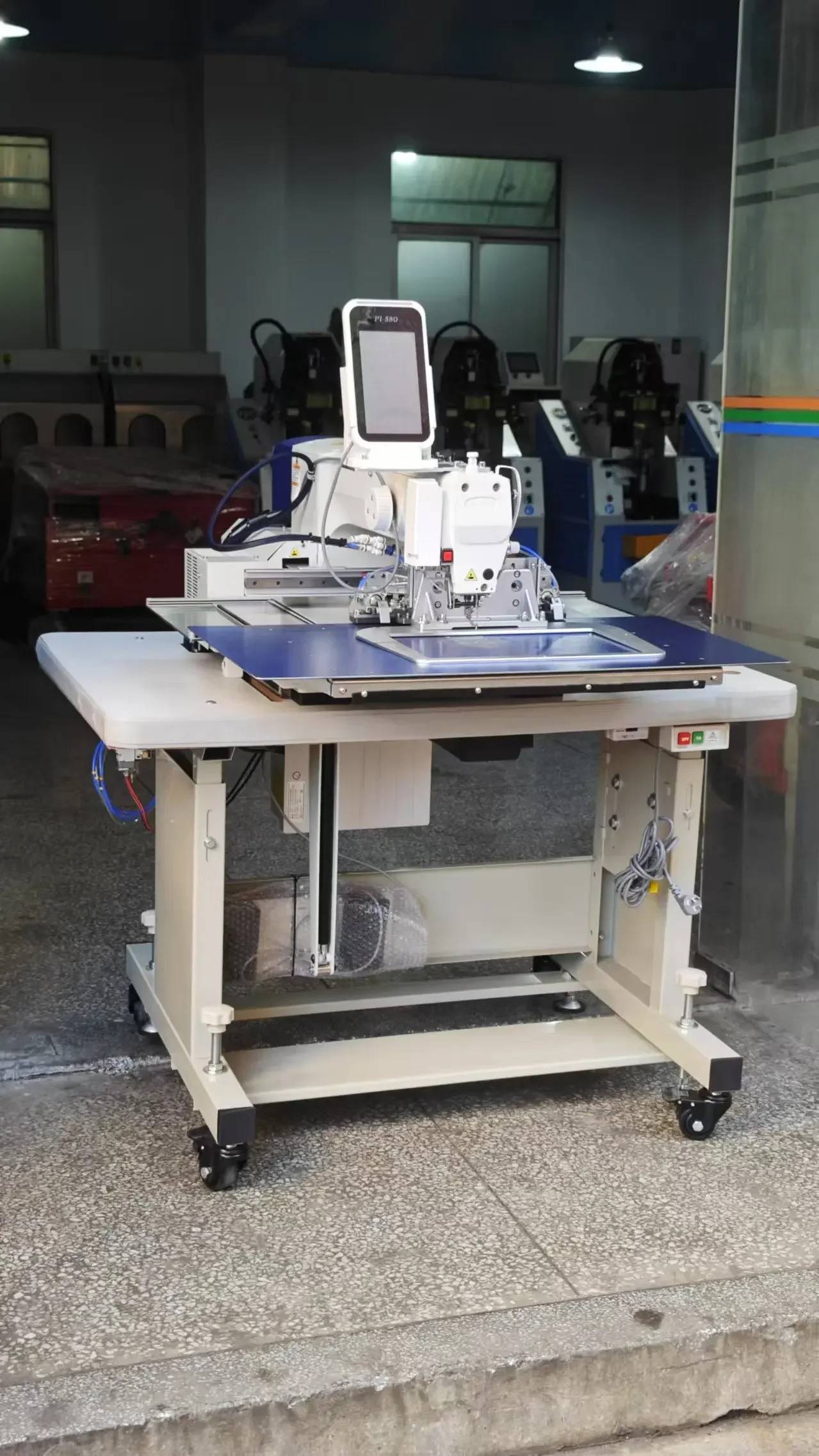 Macchina da cucire industriale con funzionamento computerizzato elettrico con componente motore con nucleo automatico a letto cilindrico