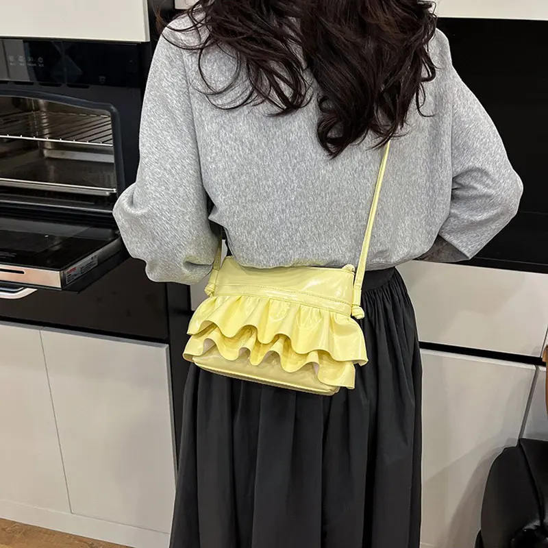 

Trendy Personality Crossbody Skirt Bag New Fashion Ruffle Shoulder Bag Female Commuting Pleated Small Phone Bag