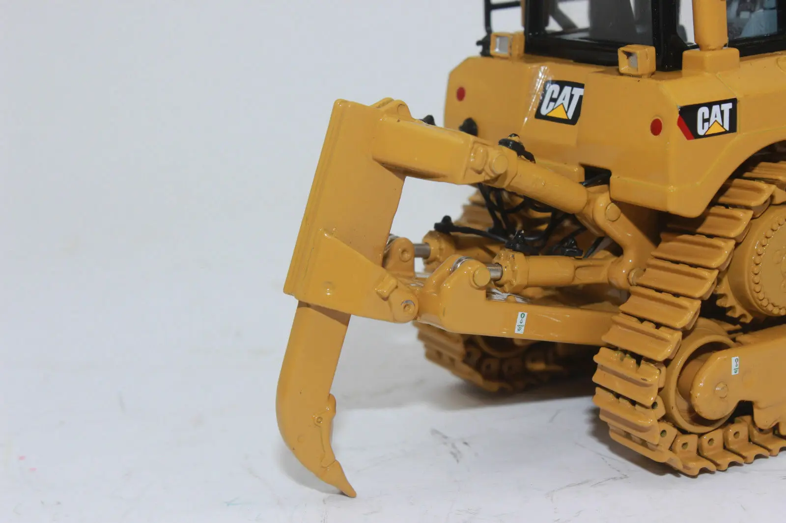 D8T TRACK TYPE TRACTOR DOZER 1/50 SCALE BY DIECAST MASTERS DM85566