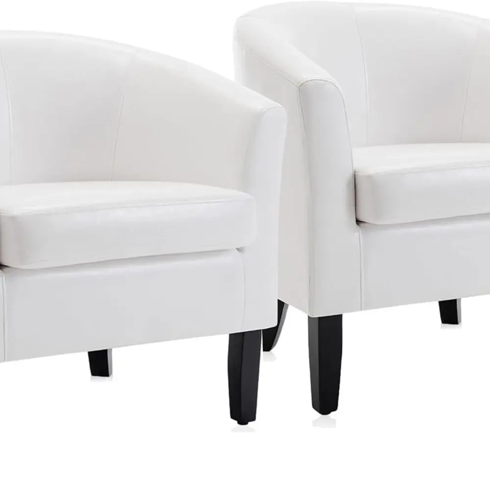 

Пара белых стульев-бочек с расклешенными ножками и плюшевыми подушками для гостиных