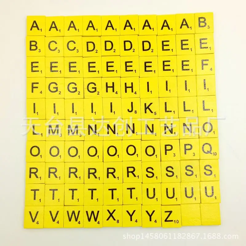 Uma variedade de 26 quadrados coloridos de pinho do alfabeto inglês, quebra-cabeças de educação infantil, lascas de madeira do alfabeto europeu