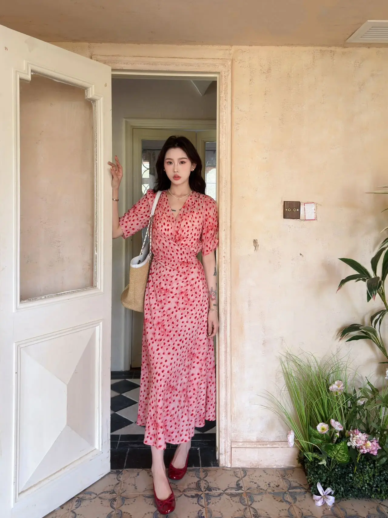 

Gentle Breeze Floral Ombre Chiffon Dress Women's V-neck Tie Waist Tea Break Skirt Summer 2026 Holiday Style Slim Fit A-line D...
