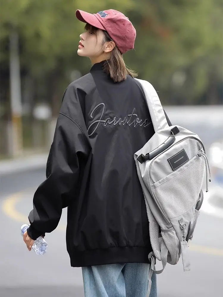 

Бейсбольные куртки с нашивками, черно-белые, женские, весенние, со съемными элементами, эластичные, в стиле Highstreet, с множеством карманов, сетчатые, в университетском стиле, многофункциональные