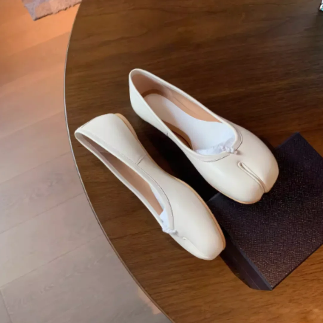 Silver split toe shoes for women's shallow cut flat sole single shoes