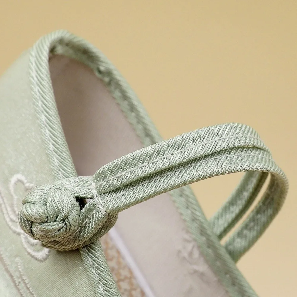 

Chinese Style Girls' Dancing Shoes Soft Sole Wear Resistant Embroidered Cloth Shoes Professional Breathable Ballet Shoes