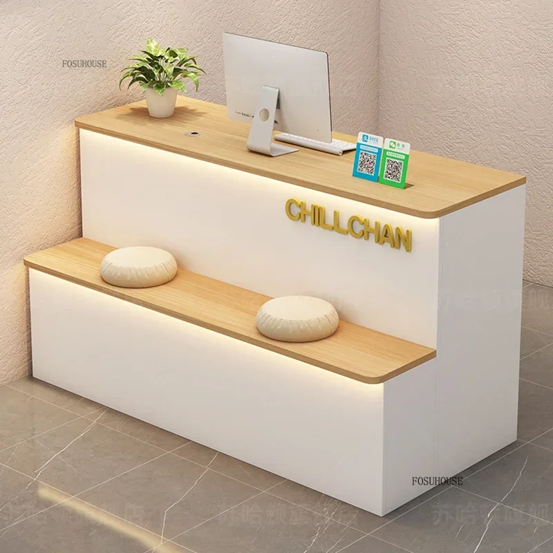 

Роскошная стойка регистрации Магазин одежды Кассир Простой магазин женской одежды Маленький барный стол Салон красоты Стойка регистрации компании B