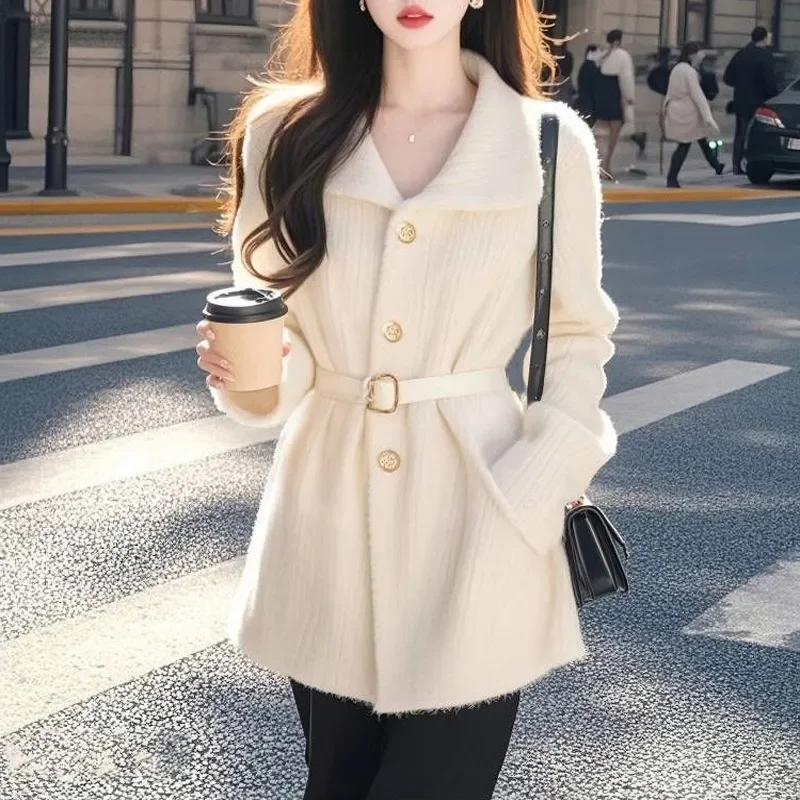 High-grade Temperament Small Fragrance White Knit Cardigan Coat 2024 Winter Lazy Wind Korean Design Feeling Top Modern Stylish