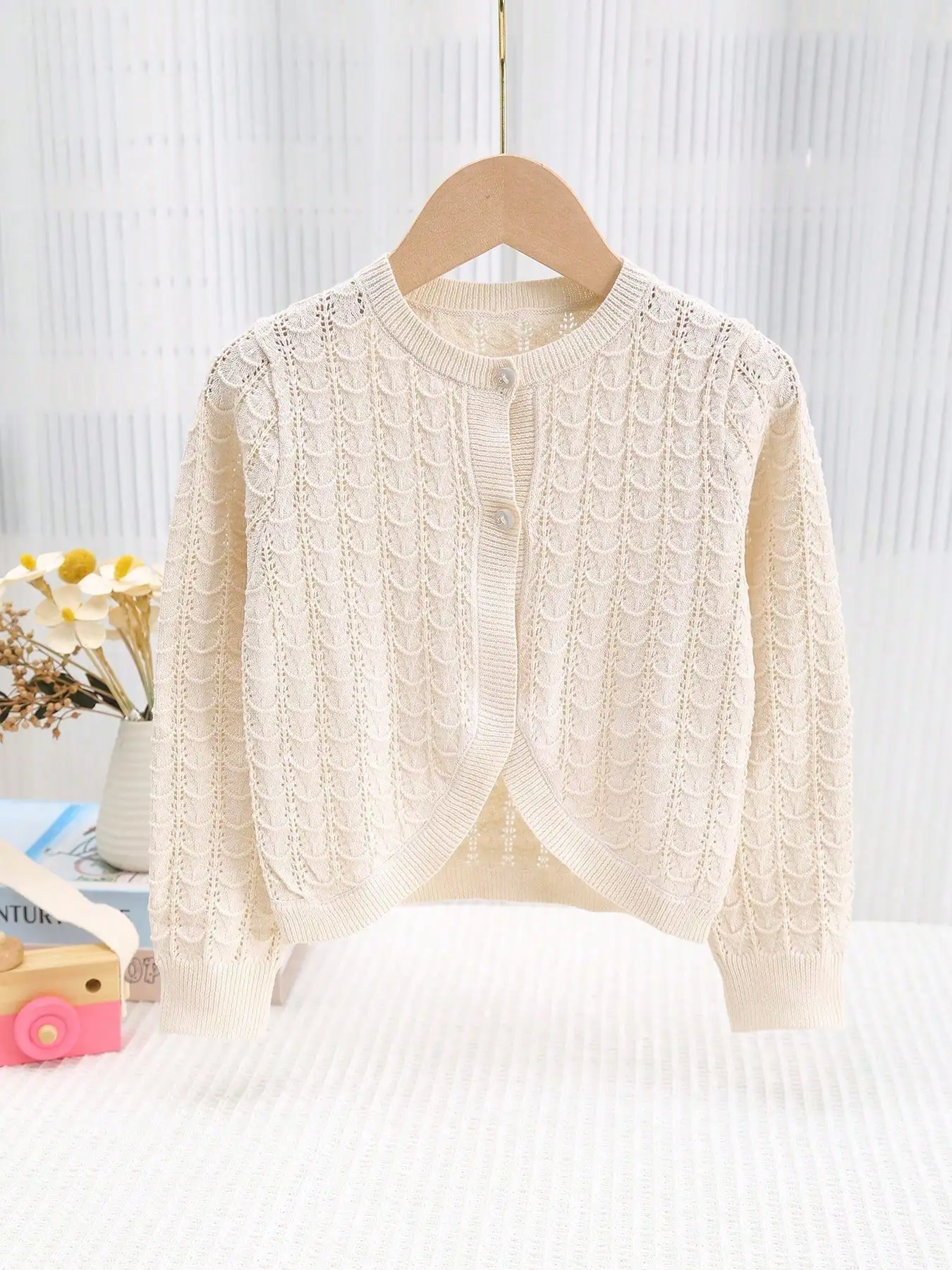 Girls' Shell-Patterned Hollow-Out Knit Cardigan, Versatile for Spring and Autumn, Lightweight Sun-Protective Air-Conditioning Jacket for Children.