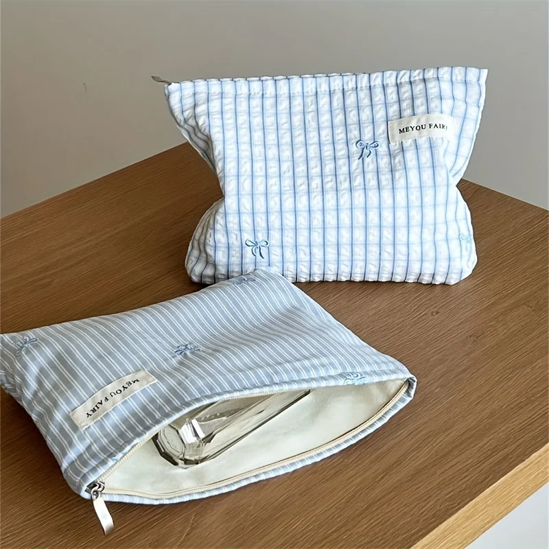 حقيبة مستحضرات التجميل المخططة باللون الأزرق الفاتح، منظم مكياج للسفر للنساء مع سحاب، حقيبة أدوات الزينة متعددة الاستخدام