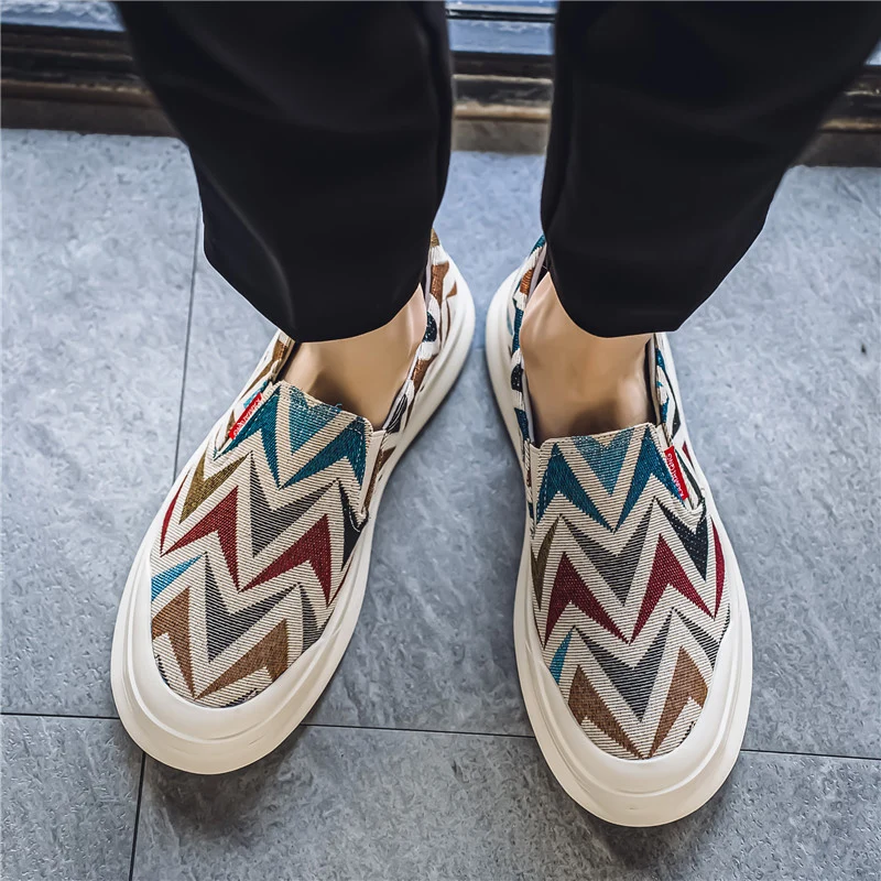 Męskie buty płócienne Letnie oddychające haftowane buty z tkaniny Slip-on Trend Bohemian Board shoes Casual Men Walking Shoes