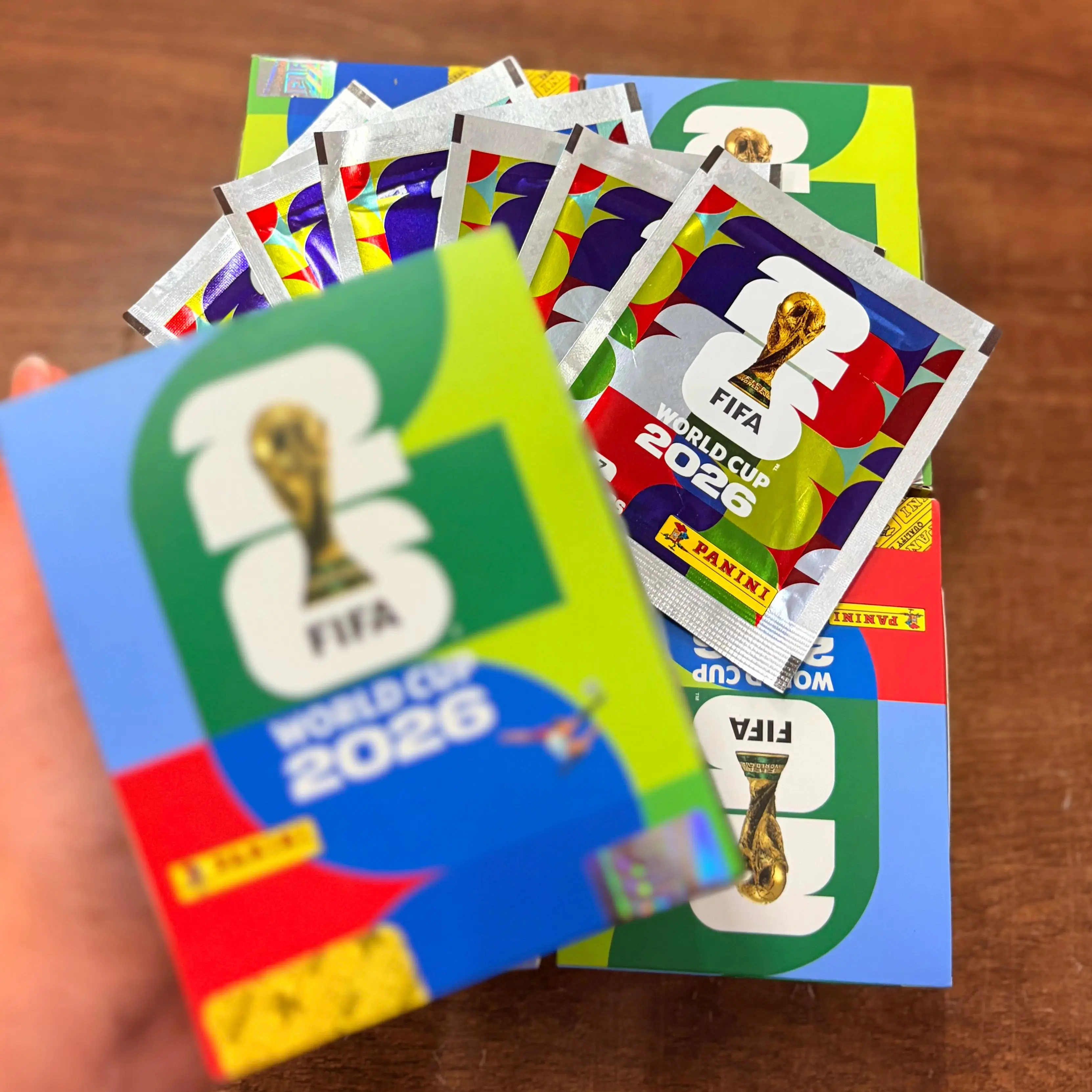 2026 50 Packungen Original Panini Offizielle FIFA-WM-Fußballkarten-Stickerpacks & Limitierte Sammler-Edition Fußball-Memorabilien-Set