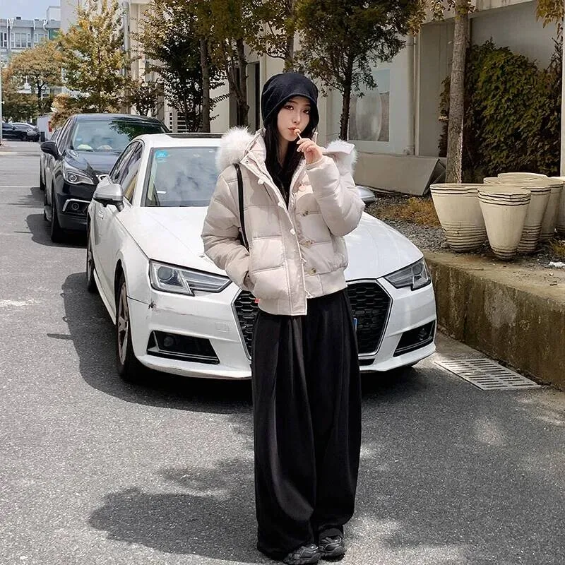 سترة نسائية جديدة من القطن بأكمام قصيرة لخريف/شتاء مع حواف من الفرو وغطاء للرأس وعزل سميك لمقاسات صغيرة