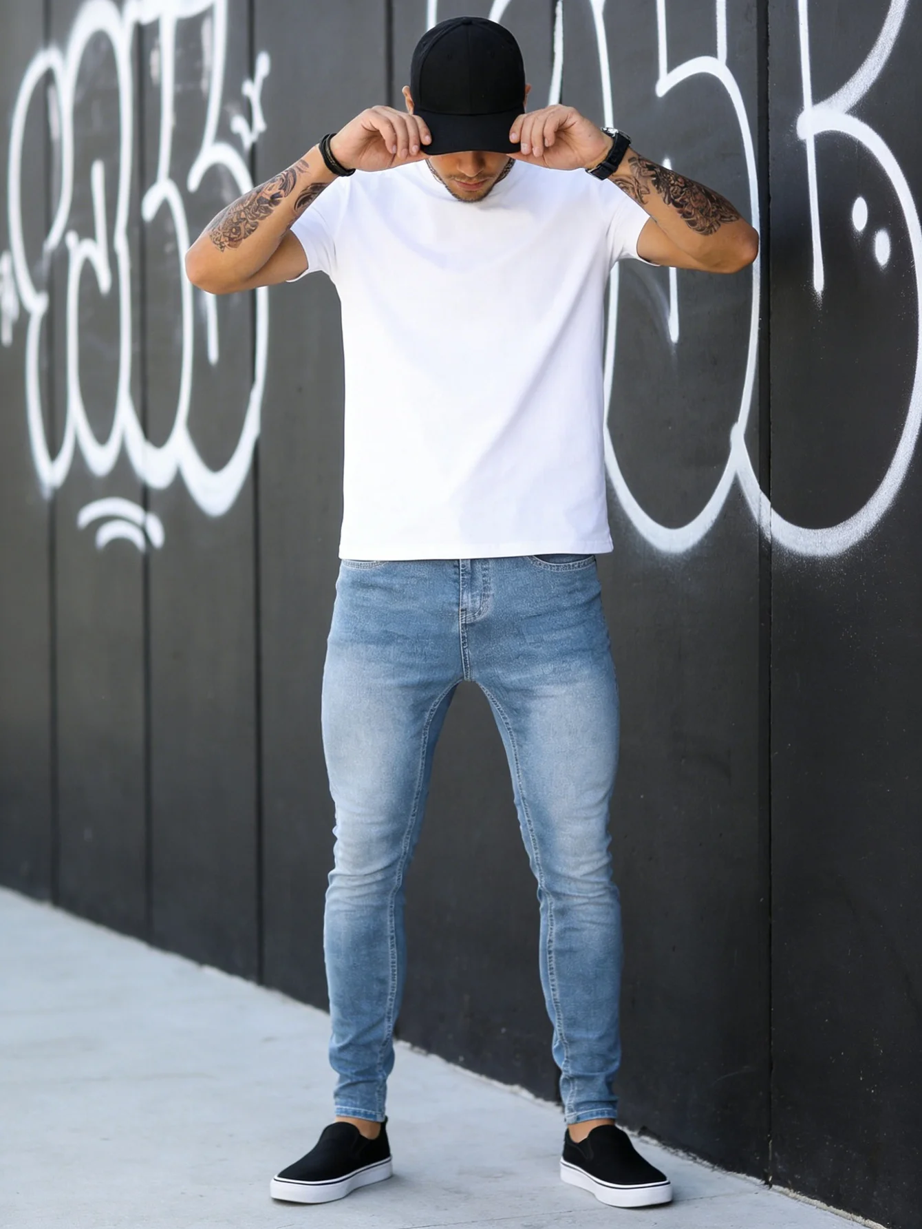 

Мужские джинсы в стиле стритвир, синие, зауженные, минималистичные, однотонные, без аксессуаров и ремней.