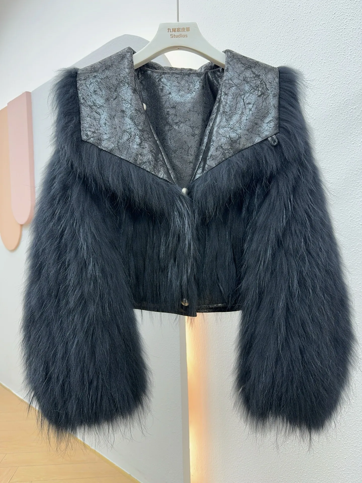 Fragranza moderna fluente 2025 Autunno/Inverno nuovo cappotto corto in pelliccia di volpe a righe reversibili per donna