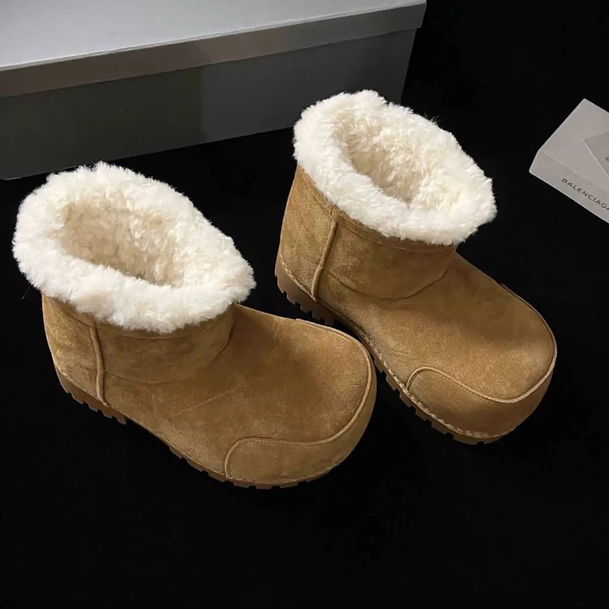 أحذية الثلوج النسائية الجديدة لخريف وشتاء 2025 سهلة الارتداء على منصة سميكة سوليد بمقدمة كبيرة أحذية دافئة من القص الصناعي