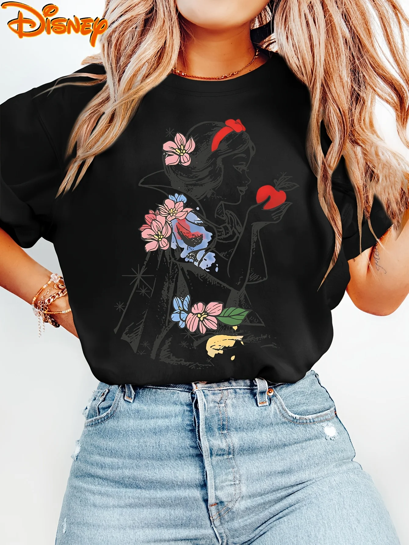 تي شيرت نسائي برسومات Disney Snow White & Evil Apple Vintage - قميص كاجوال بأكمام قصيرة ورقبة دائرية مع أبيض ثلجي مميز