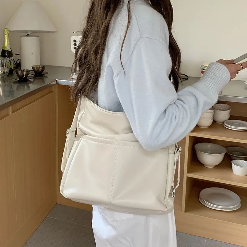 กระเป๋าเป้สะพายหลังสีเรียบสไตล์เรโทรสำหรับผู้หญิง หนังนิ่ม ความจุเยอะ ดีไซน์เรียบง่าย กระเป๋าสะพายไหล่ผู้หญิงอเนกประสงค์ ใช้ได้หลากหลายโอกาส