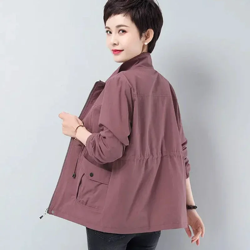 2026 Doppellagige Damen Übergröße Frühling Herbst Koreanische Plus-Size Windjacke mit Kordelzug an der Taille und Stehkragen