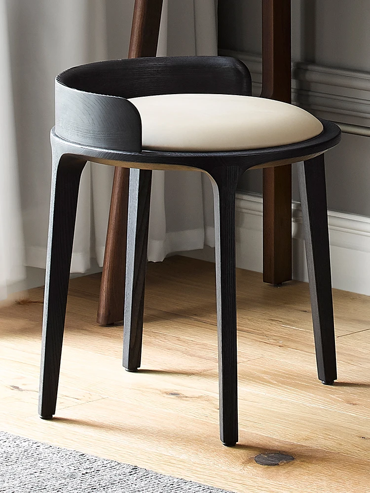 Moderner, einfacher Balkonhocker