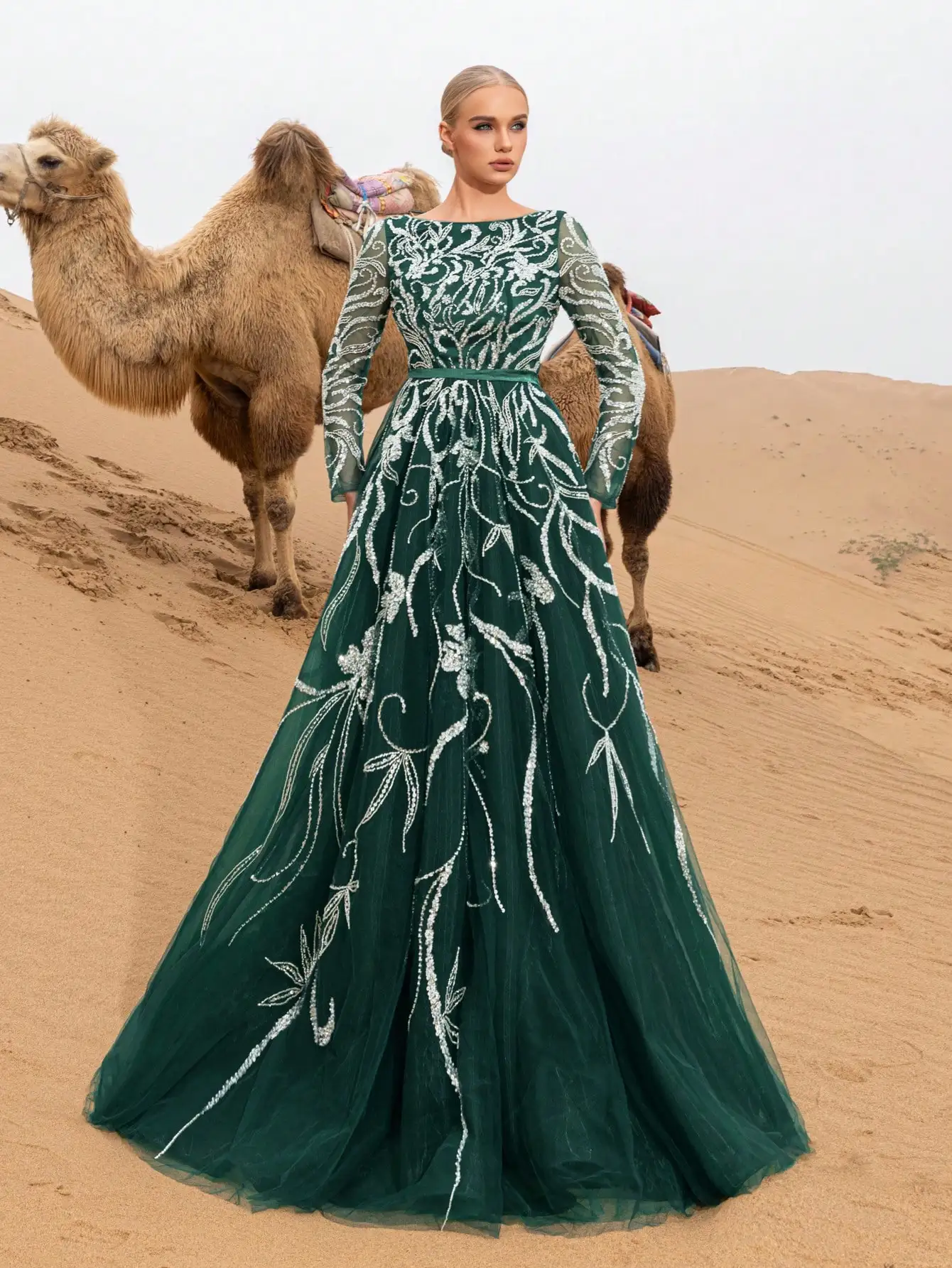 Prachtige formele galajurken en avondjurken met boothals en bloemenpailletten en kralen