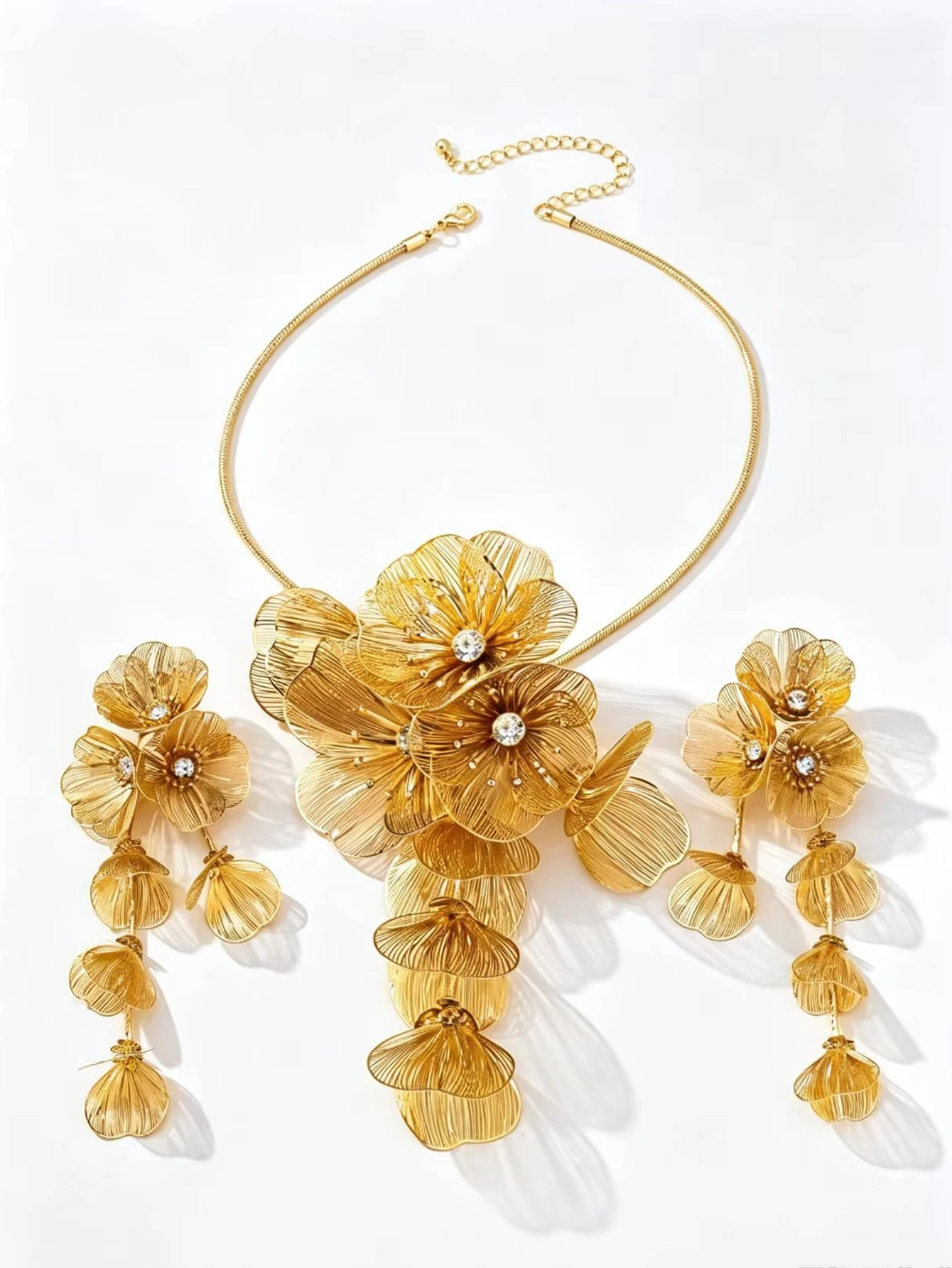 Auffälliges Gold-Hohlblumen-Schmuckset für Damen, lange Quasten-Ohrringe, große Blumen-Statement-Halskette, Hochzeits- und Party-Accessoires – Detail 7
