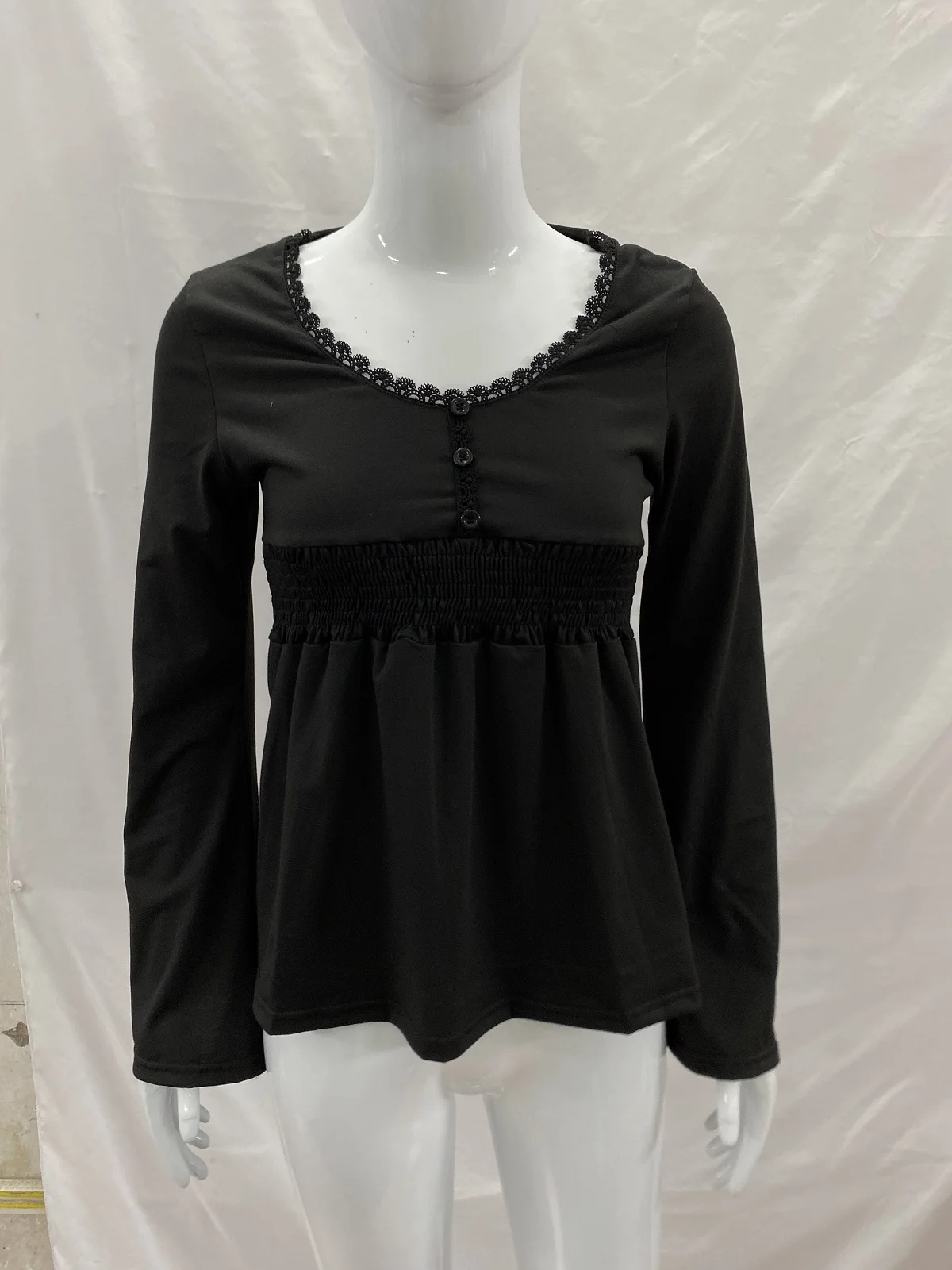 Damen Babydoll-Oberteil mit langen Ärmeln, U-Ausschnitt, Spitzenbesatz, Knopfleiste vorne, geraffter Taille, ausgestellten Ärmeln, lässige Peplum-Bluse – Detail 2