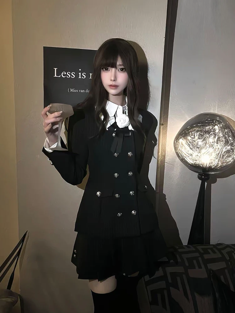 

Модный женский комплект из трех предметов: приталенный жакет, белая блузка и юбка для школьной формы, создающий стройнящий силуэт