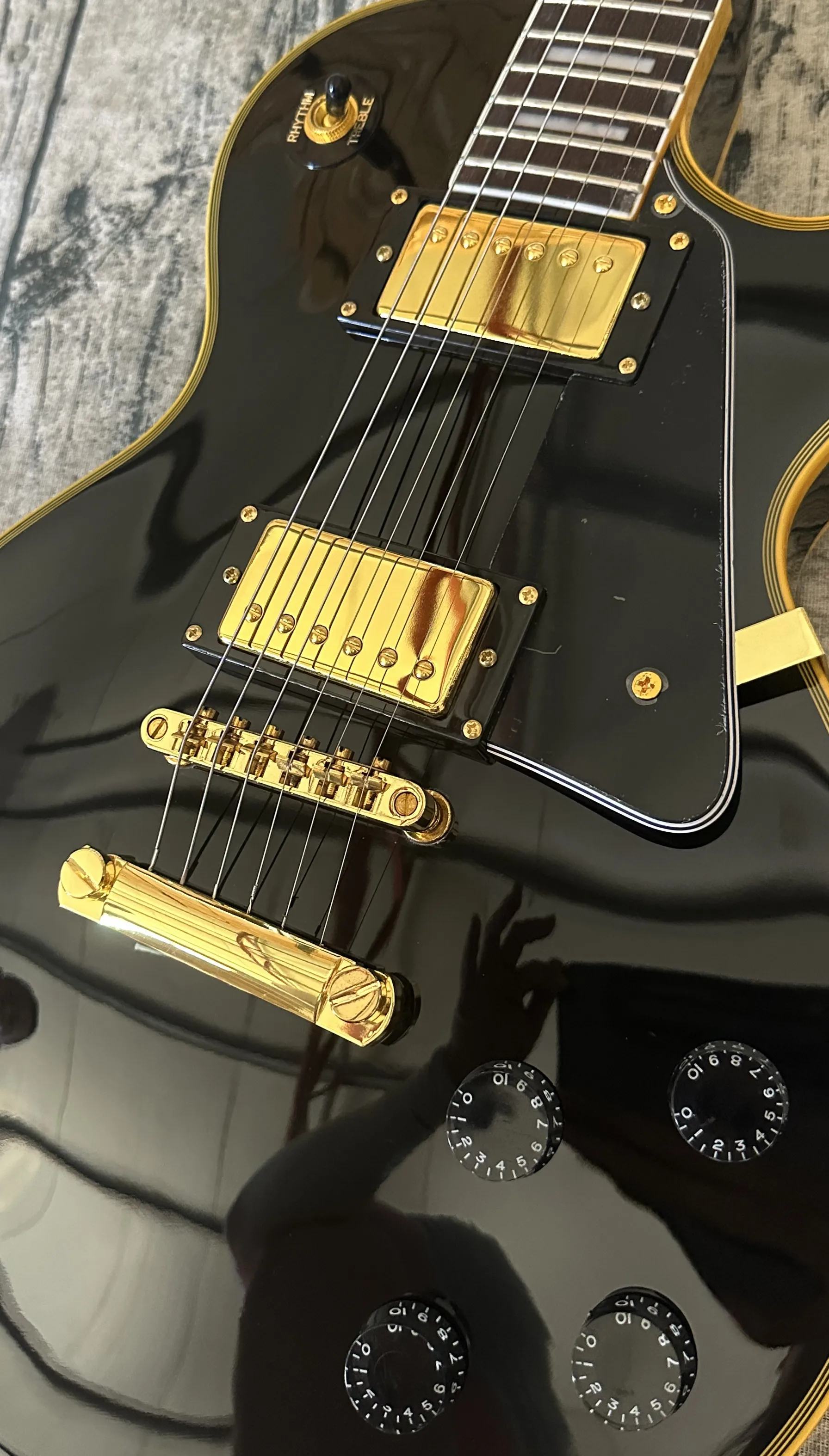 Customized electric guitar, black caston, yellow logo and body binding, gold accessories, lightning package