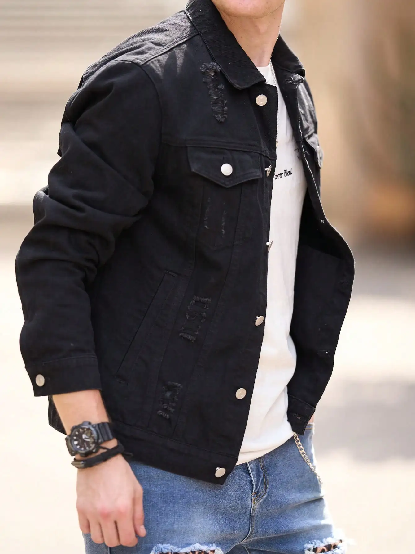Giacca di jeans da uomo per la primavera e l'autunno, elegante vestibilità slim con dettagli strappati, cappotto corto casual e versatile di lunghezza 。