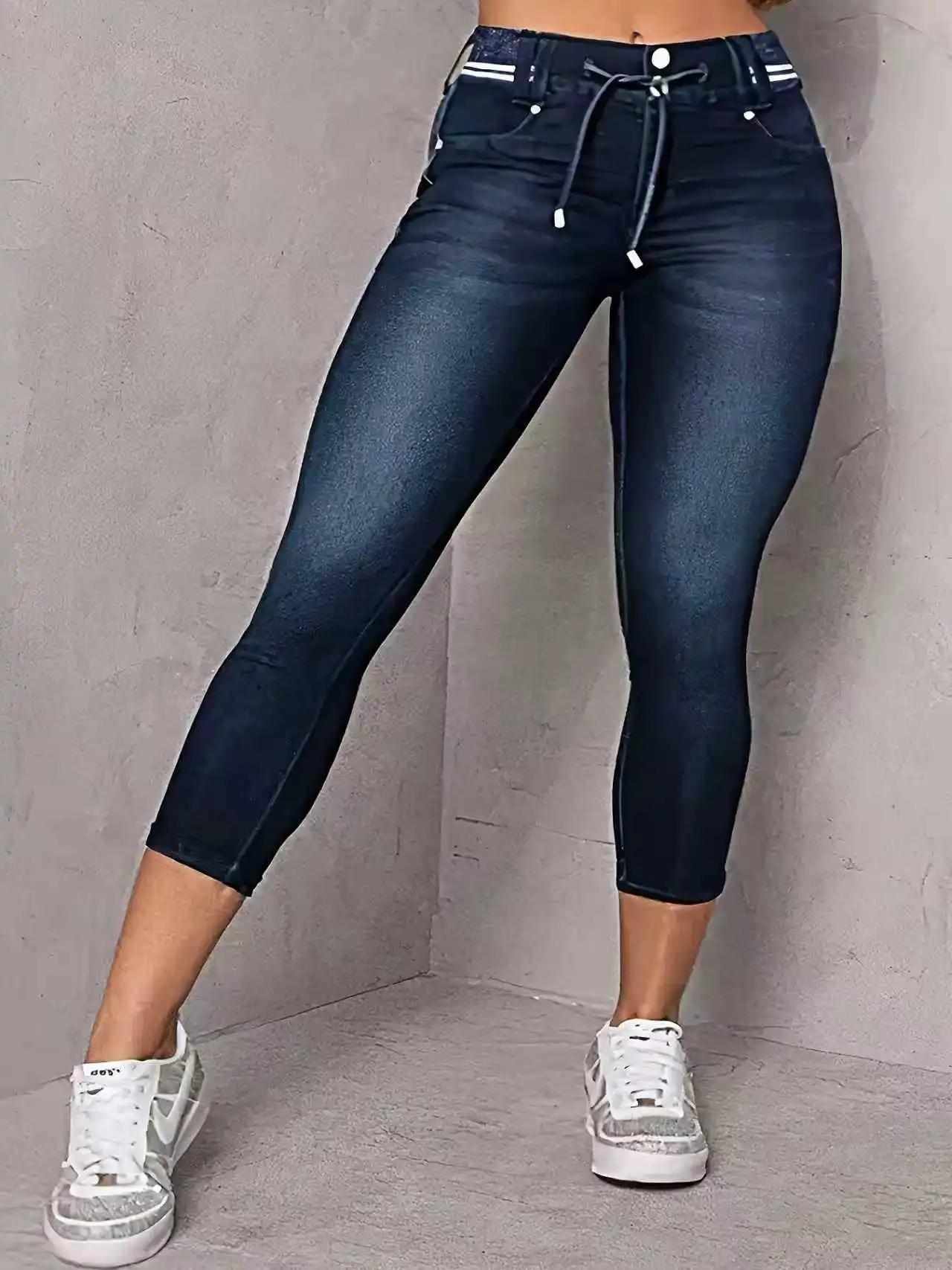 

Ladies' drawstring skinny three-quarter jeans. Elastic, figure-hugging, mid-rise, and fashionable denim jeans.